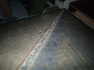 棟板金が外れたスレート屋根