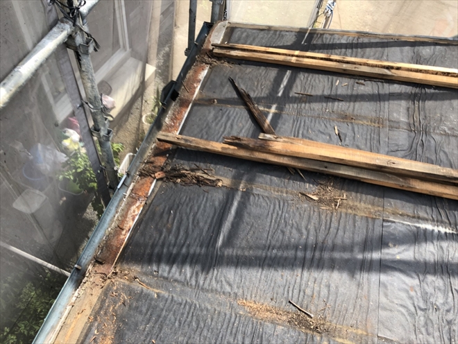 腐食した屋根の下地