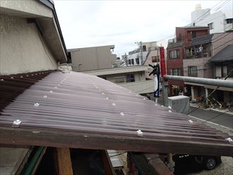 板橋区仲宿で台風被害を受けた波板を火災保険を使って張り替えました
