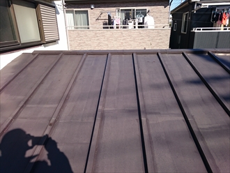 瓦棒葺き屋根にはトタンが使用されています