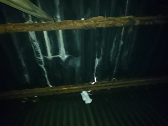 大波スレートを小屋裏から見ると割れているのがわかります