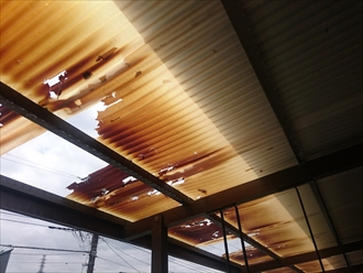 大粒の雹によって屋根に穴が空いています