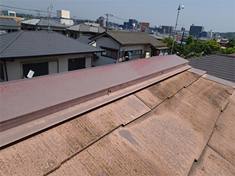 釘の浮いた大棟の棟板金