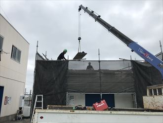 屋根材もレッカーで降ろします
