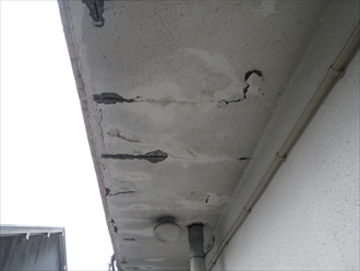 雨漏りによって鉄筋がさびて膨張するとコンクリートが剥がれます
