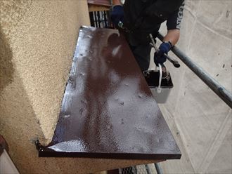 荒川区東日暮里でカバー工事をしない霧除け屋根に塗装を行いました