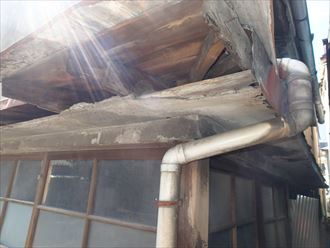 荒川区東日暮里でタルキを補修して霧除け屋根補修工事を実施しました