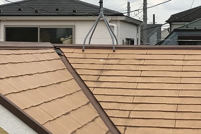 屋根スレートが谷の上部に落ちています