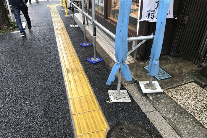 許可通りの仕様で道路に足場を設置しました