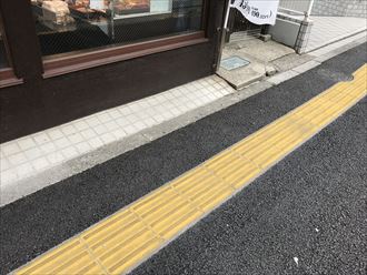 建物と道路が近いです