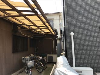 駐車場屋根の波板が強風で飛散