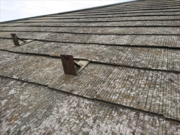 スレート葺き屋根の傷み具合を確認