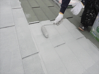 下塗り材で屋根を一旦真っ白にします