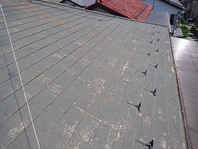 塗装が剥がれたスレート屋根