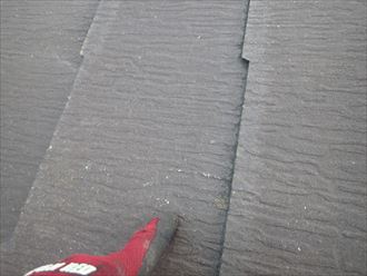 コロニアル屋根の表面が欠けた雹の跡