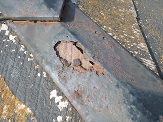 小金井市前原町でサビた差し棟をガルバリウム鋼板製の棟板金へ交換します