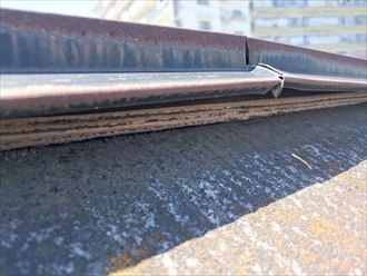 釘が抜けて棟板金が浮いています