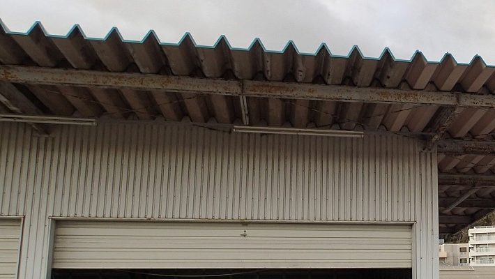 折板屋根を使用した倉庫