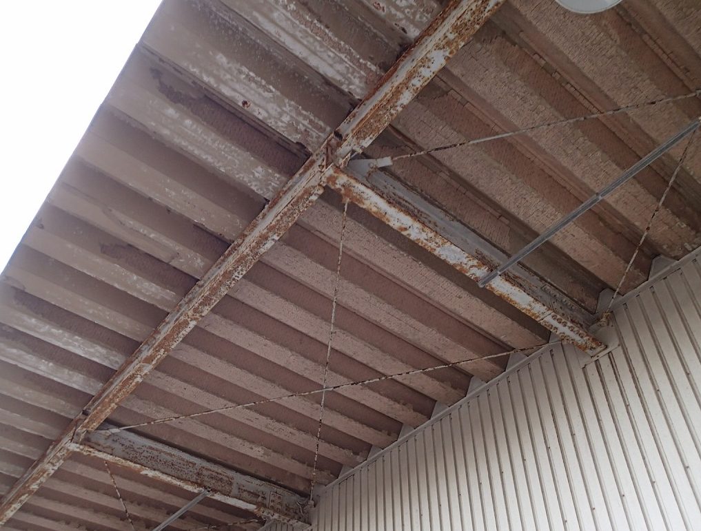 折板屋根下の鉄骨の腐食
