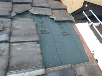 墨田区墨田で台風15号にあおられて飛んだ瓦で軒先の瓦が破損した屋根を調査しました