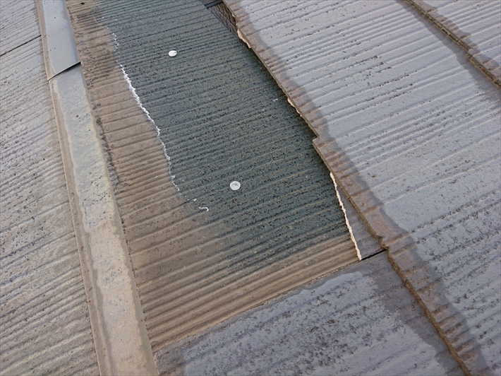 スレートは屋根材の表面と下に葺いた防水紙で雨水を防ぎます
