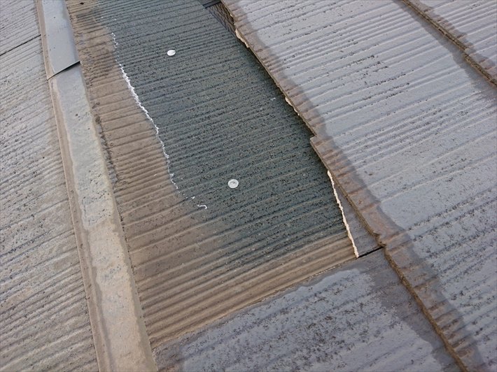 スレートは屋根材の表面と下に葺いた防水紙で雨水を防ぎます