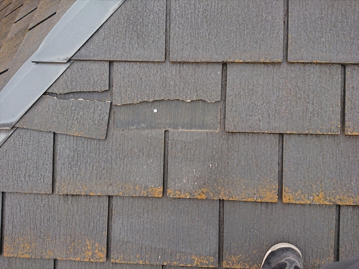 立川市幸町で割れが酷いスレート葺き屋根を屋根カバー工事でメンテナンス