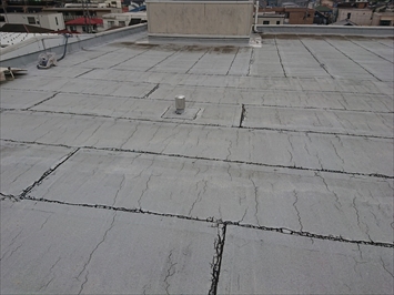 ボロボロに劣化した屋上のアスファルト防水