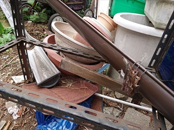 お隣の敷地に落ちていた飛ばされた雨樋です