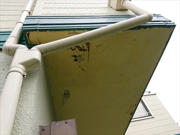 軒天が剥がれかかっています