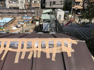 豊島区北大塚で台風被害により棟板金が飛散、ブルーシート養生を行いました。