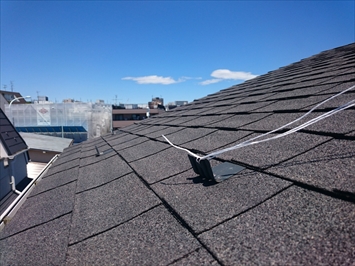 状態の良いアスファルトシングル屋根は塗装工事が可能です