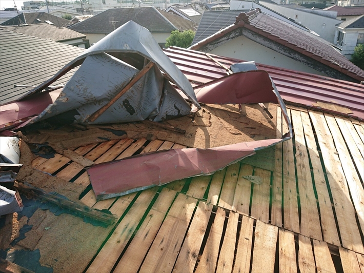 台風で捲れたトタン屋根
