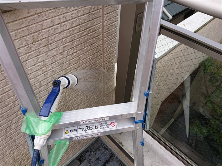 怪しい部分に水をかけて雨を再現します