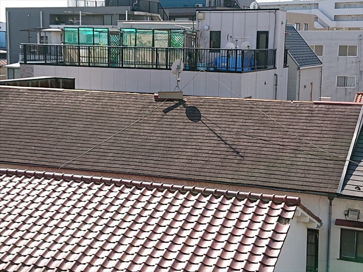 二件隣りの屋根の板金も飛ばされています