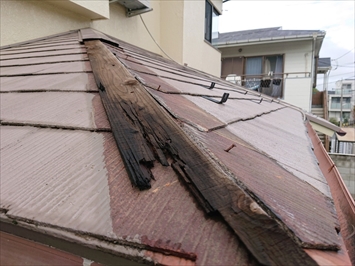 屋根の塗装をしてあるので、棟板金の下と色が違います