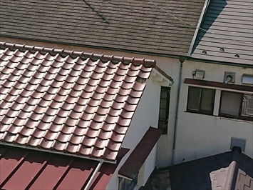 被害を受けた建物の屋上からお隣の屋根を調べます