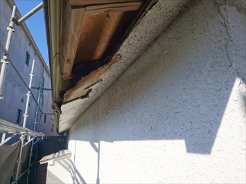 下地の木が腐食するとモルタルが重さで落下してしまいます