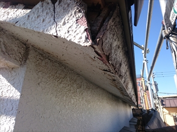 雨漏りで下地の木が腐っていました