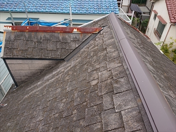 狛江市中和泉で劣化したスレート葺き屋根の雨漏りを葺き替え工事で直します