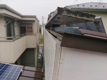 片流れの棟板金も無くなっています