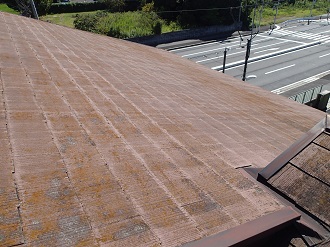 スレート屋根の塗膜の剥がれ