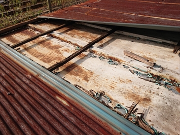 調布市国領町で台風の被害を受けたトタン屋根を火災保険を使って直します