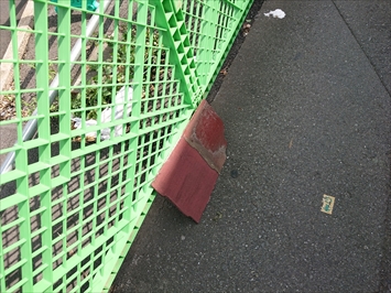 台風の強風で道路までスレートが飛ばされています