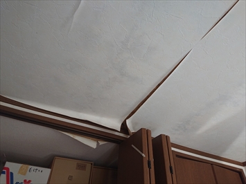 天井には雨漏りの染みが出来ています