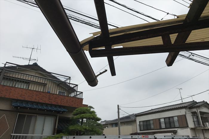 波板に取り付けられた雨樋ごと外れる