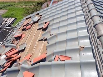 台風15号の影響で捲れてしまった瓦屋根
