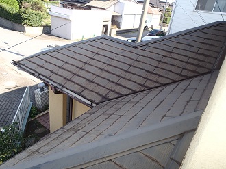 小口に水分が染み込んだスレート屋根
