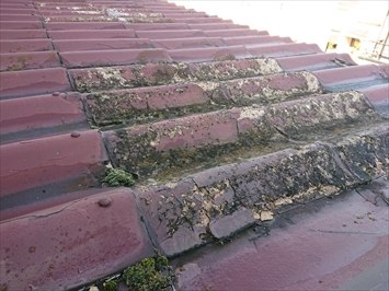 日野市百草でセキスイかわらＵにて屋根カバー工事された緩い勾配の屋根、葺き替え工事が必要です