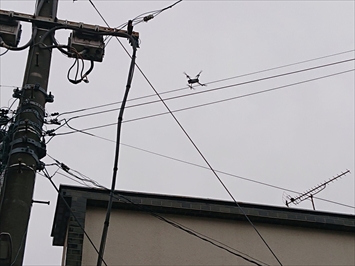 昭島市福島町で梯子を架けられない３階建ての建物の屋根をドローンを飛ばして調査しました